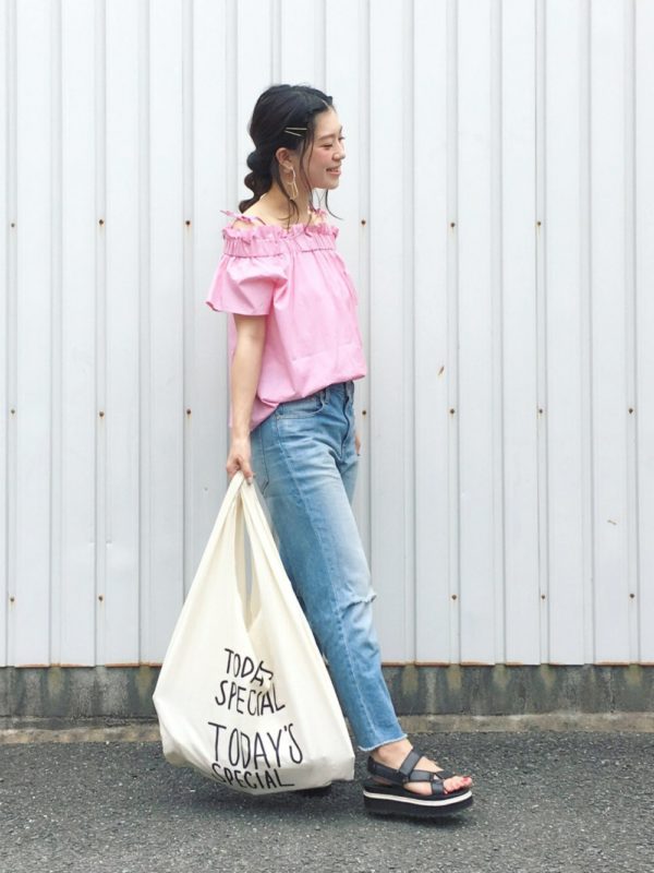 週末のデニムスタイルに合うトップス 夏の大人かわいいスタイルをご紹介します Folk