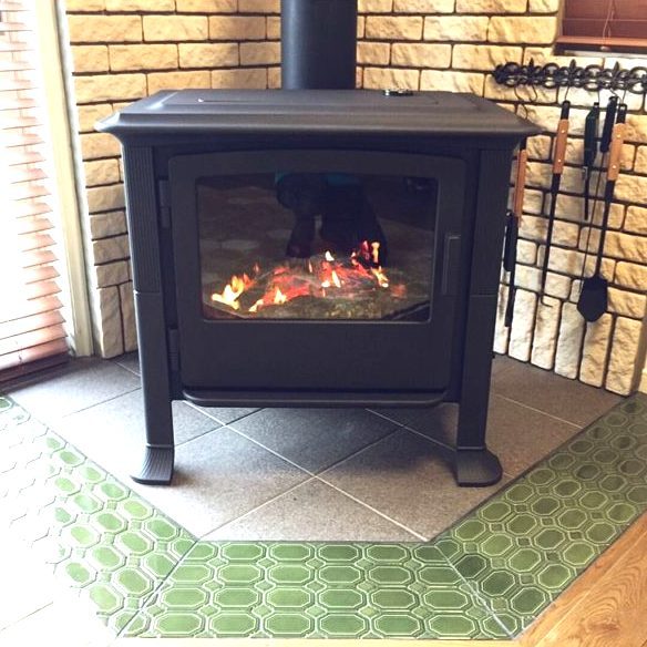 炎の明かりがあたたかい 憧れの暖炉や薪ストーブのインテリア お手軽暖炉風ストーブのインテリア集 Folk