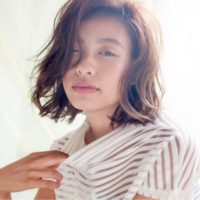 ざっくりかきあげて分け目を思いっきり横に！横分けで出す大人のこなれ感