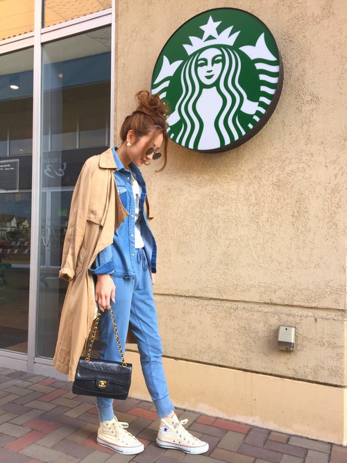 トレンチコートといえばきれいめコーデが鉄板です。しかし、デニムやスニーカーと合わせてカジュアルに仕上げることも出来ますよ。