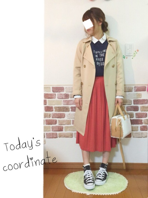 シャツ×パーカーとミモレ丈スカートのコーデにトレンチコートで大人っぽさをプラス。足元にはスニーカーを合わせてカジュアルに仕上がっています。