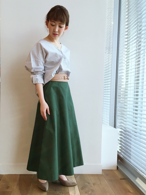 素材の張り感がポイント この春フレアスカートは品よくきれいめに着こなそう Folk