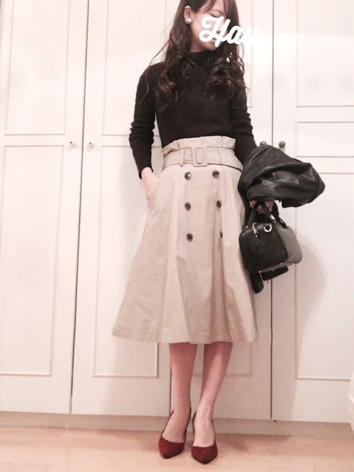 甘めでかわいいイメージのフレアスカートも、トレンチデザインなら大人の女性らしいきれいめな着こなしができます。ハイウエストっぽいデザインなので脚長効果も。