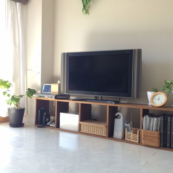 シンプルでスタイリッシュなリビングですね。テレビ台の下にしっくり馴染んだバスケットは、ふた有りと無しの２種類を用途に合わせて使い分けていて◎