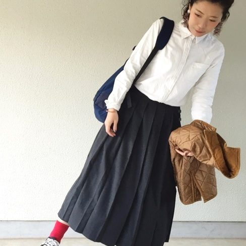 個性的なファッションをたのしむ春 無印良品のベーシックな白シャツブラウスコーデ Folk