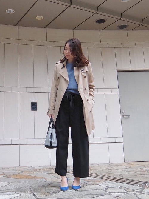 スタイリッシュな雰囲気はやはり定番ならでは。トレンチなら夏以外は使えるアイテムなので、良いものを長く着るのもいいかもしれませんね。