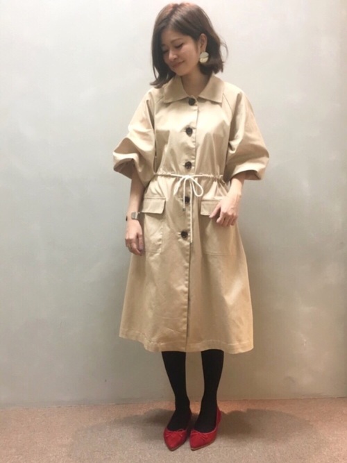 袖口がバルーンになっています。前を閉じてワンピースのように着こなしたり、前を開けてカジュアルに着こなしたり、とその日の気分で楽しめますね。