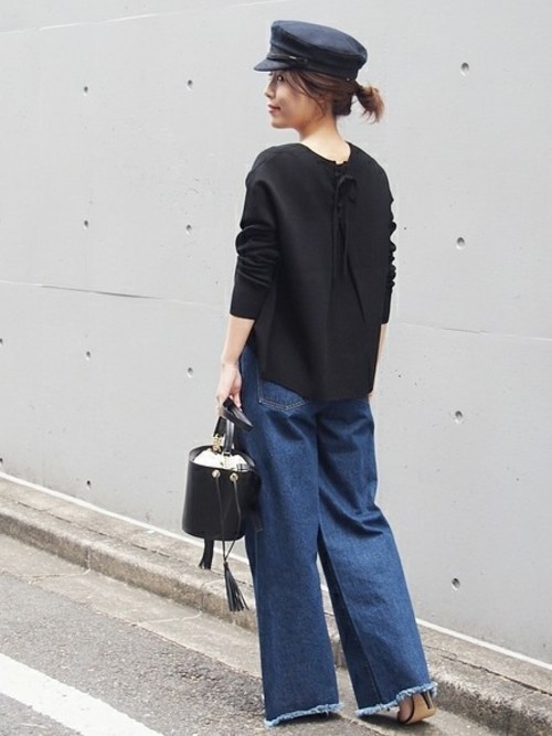 小さくまとめたお団子ヘアがおしゃれに決まっています。ダークカラーでコーデして大人な雰囲気を出しています。