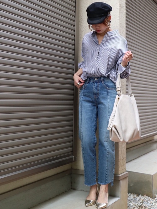 爽やかなストライプのシャツにもよく合いますね。キャップがあるだけでカジュアル感が出ます。