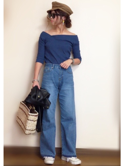 オフショルダーのトップスにまとめ髪とマリンキャップが女らしくて素敵ですね。ブルーのワントーンコーデもおしゃれです。
