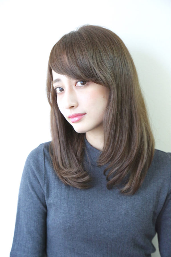さらさら髪が魅力的な定番スタイル。斜めに流した前髪と毛先のカールでさらりと女性らしくまとまりますね。