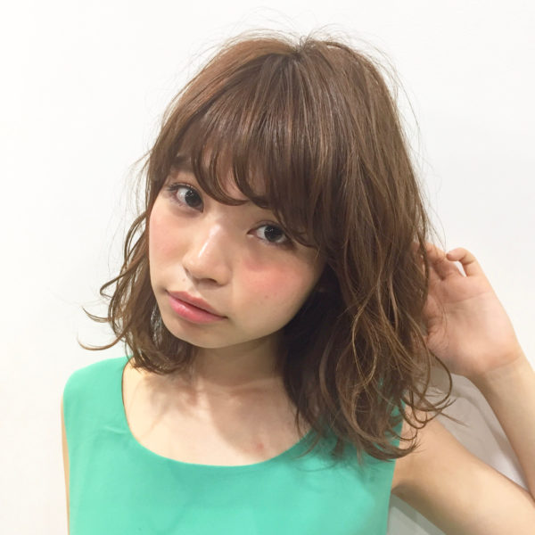 色っぽい波ウェーブのパーマとフリンジバングで大人かわいい小顔スタイル♡アイラインぎりぎりの長さの前髪で、目ヂカラアップ！