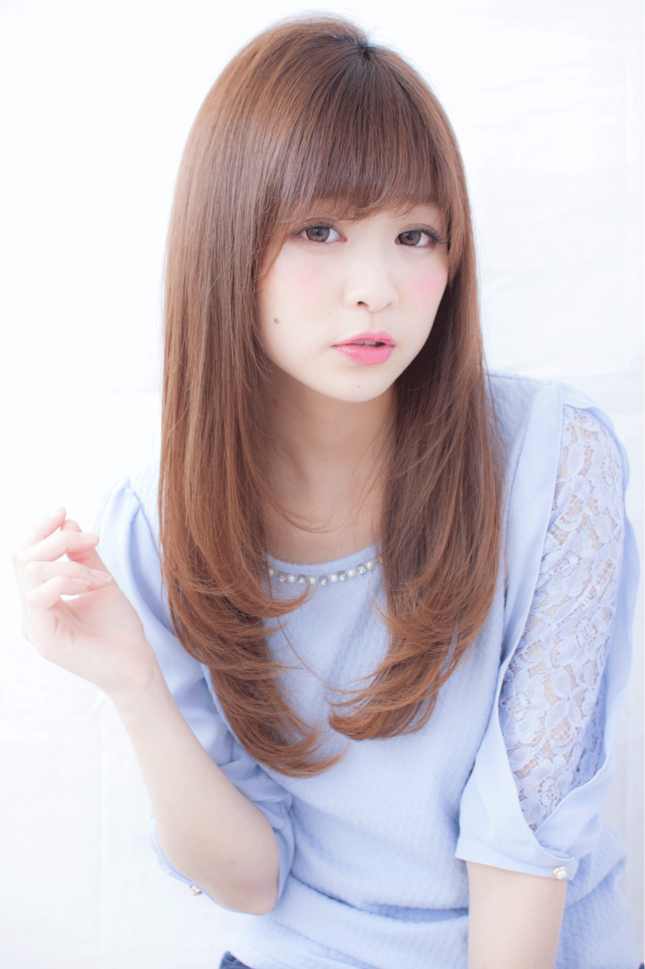 春の暖かな季節にピッタリな、ふんわりとしたヘアスタイルですね。髪の色合いもミルキーカラーで可愛く♡