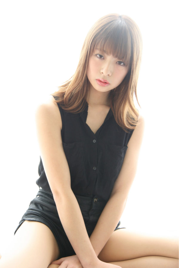 毛先をやや外ハネにして、トレンドライクに♪ストレートからの外ハネで、大人可愛いヘアスタイルにアップデートしよう。