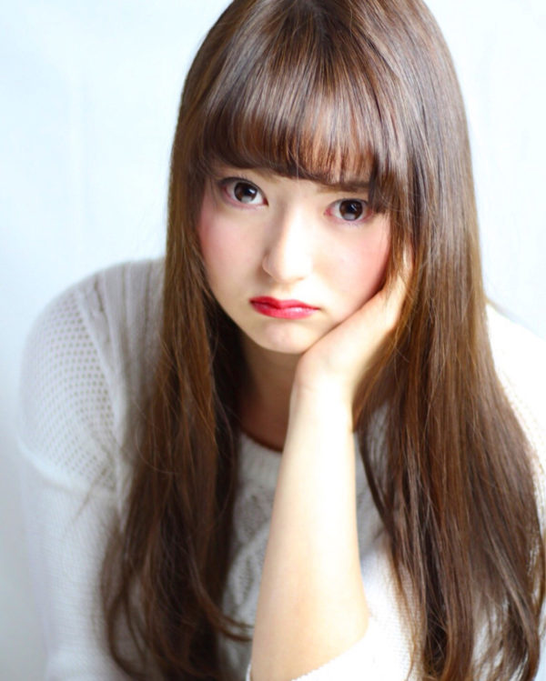 ツヤ感のあるヘアは、女子の永遠の憧れ☆前髪や毛先が内巻きのストレートになっていて、女性らしい柔らかな印象に。