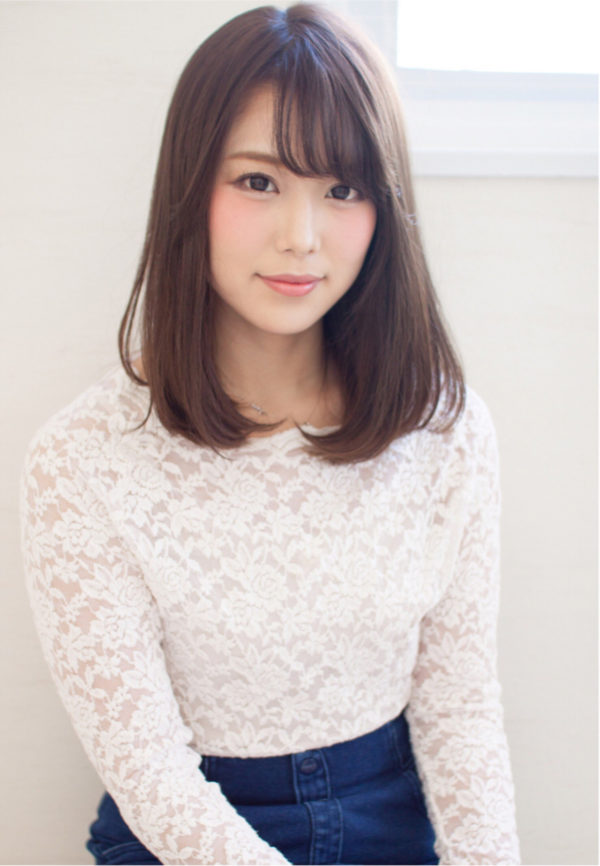 こちらは、毛先にワンカールをしてナチュラルストレートヘアに！前髪が重めでも軽く見えるヘアスタイルがおしゃれです。