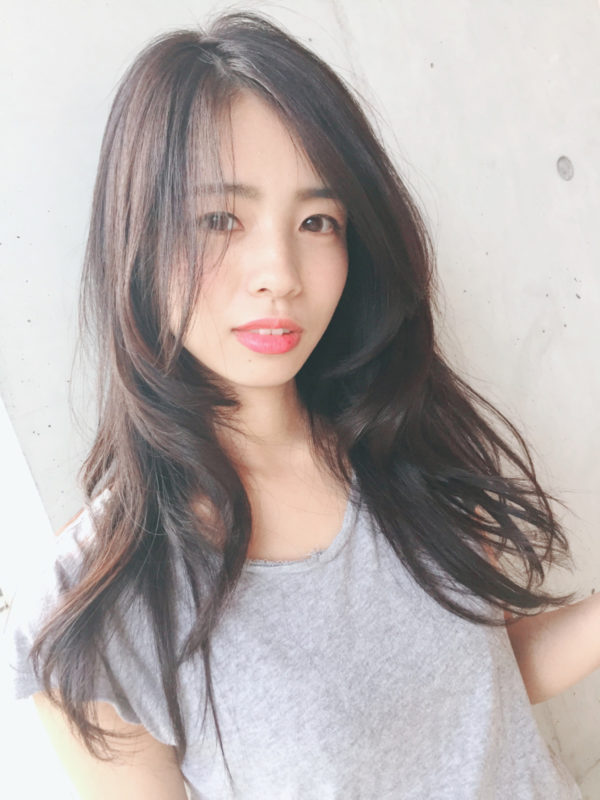 こちらもレイヤーを入れて、風になびくようなふんわり感が魅力的なヘアスタイル。ナチュラルな雰囲気が素敵ですね。