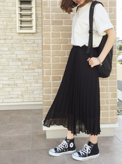 モノトーンコーデでベーシックな装いに。歩くたびに裾がひらりと揺れて春らしさ抜群♪リュックは少し大きめで、存在感あり。