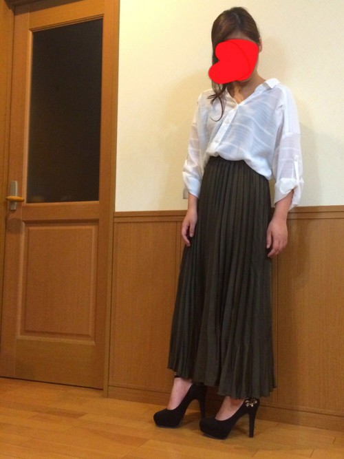 ロングスカートにINしてハイヒールと合わせれば足長効果抜群！首元だけ上手に肌魅せすることで子どもっぽさを解消してくれるコーディネートです。