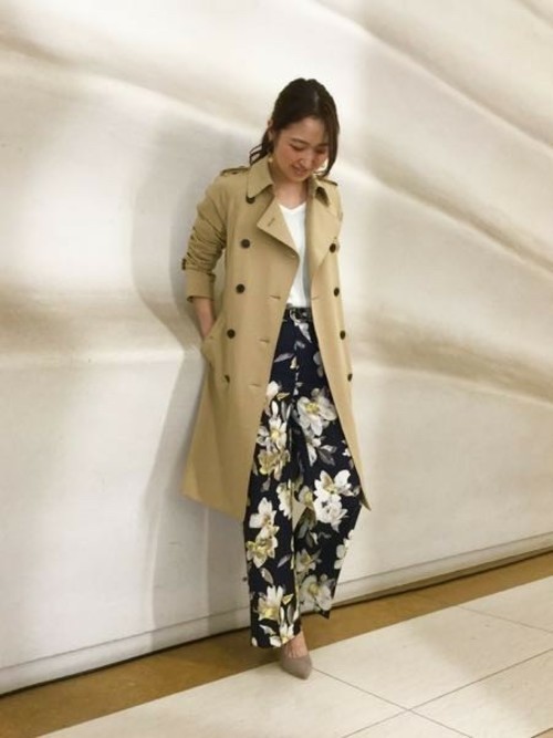 ベーシックなトレンチに今年らしい花柄パンツを使って。華やかなボトムスもトレンチが受け止めてくれる。花柄は可愛すぎるという方には、黒地の花柄やモノトーンの柄がおススメ。