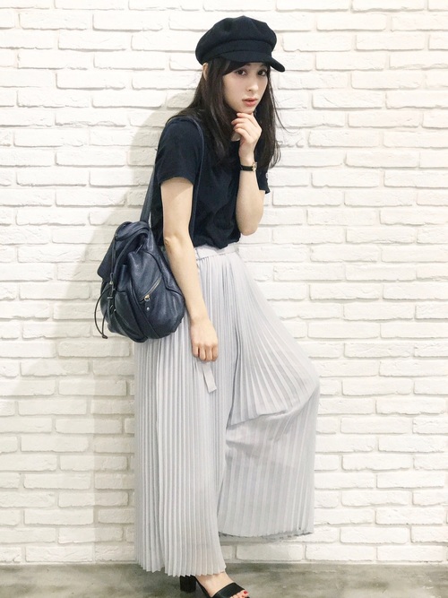 細かいプリーツのガウチョパンツとの組み合わせ。小さめのリュックで可愛らしく♪