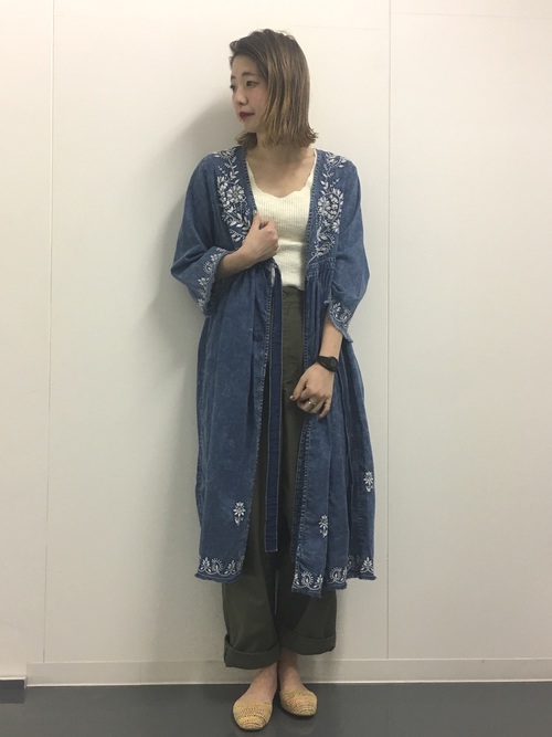 シンプルコーデに花を添えて ガウンをさらりと羽織ってお出かけしましょ Folk シンプルコーデに花を添えて ガウンをさらりと羽織ってお出かけしましょ Folk