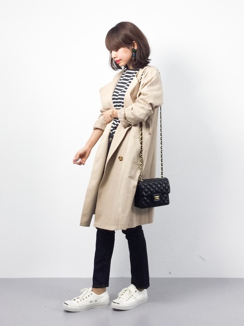 明るいベージュでノーカラーのラフな印象のトレンチコート。長すぎず短すぎず、さらりと羽織れるのでロングシーズン活躍してくれますね。ノーカラーなのでいろんなインナーと合わせやすいですね。