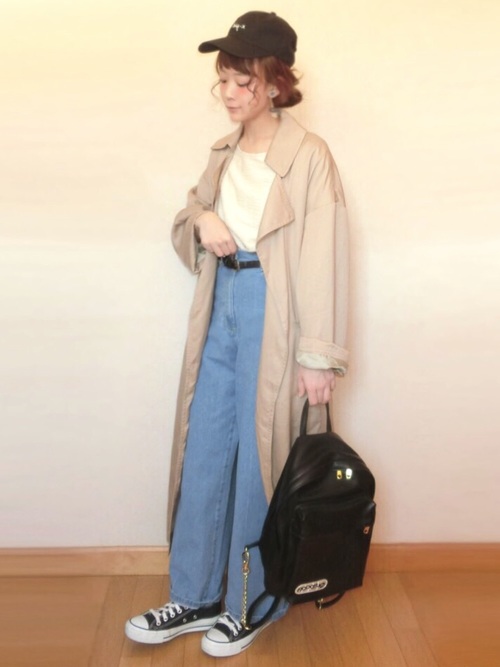 ロング丈が旬なトレンチコート。スリット入りなのも今っぽい。ワイドデニム、キャップ、バックパックと合わせてカジュアルに仕上げて。