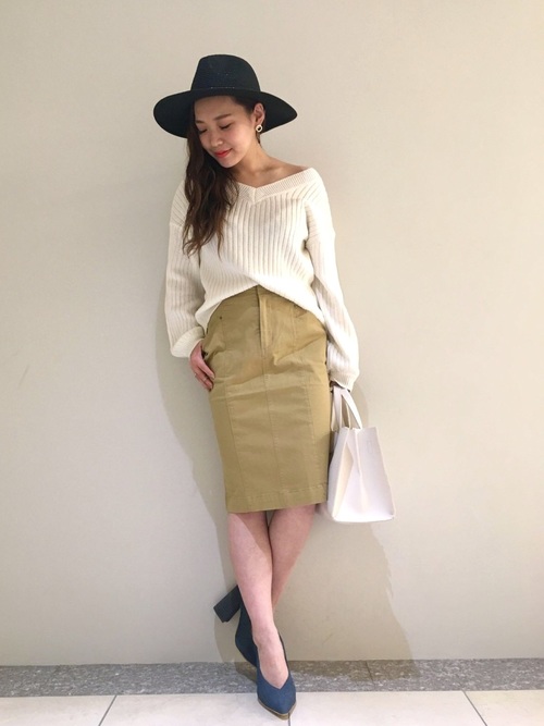 着回しが効くタイトスカートにVネックのニットを合わせて。オフショルっぽく着こなしてちょっぴりセクシーに。