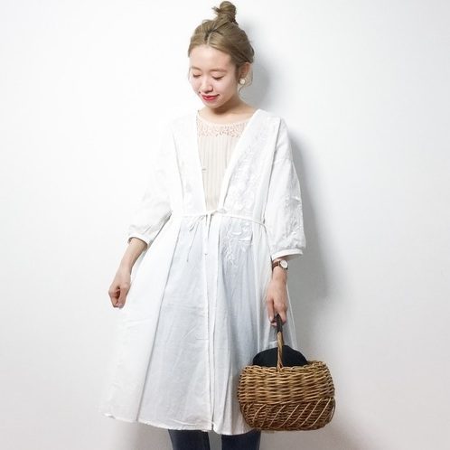 シンプルコーデに花を添えて ガウンをさらりと羽織ってお出かけしましょ Folk