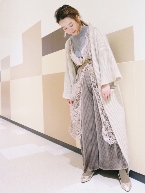 シンプルコーデに花を添えて ガウンをさらりと羽織ってお出かけしましょ Folk