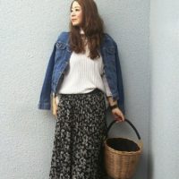 カジュアルな着回しに不可欠なデニムをコート代わりに取り入れて春を楽しみましょう！