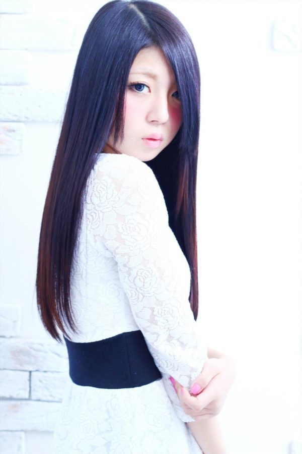 日本人形のような黒髪のロングストレートヘア。清楚な感じのするヘアスタイルは男性受けも抜群ですね。