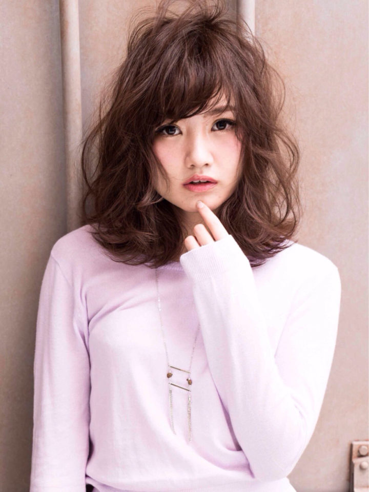 ウェーブの強いヘアはもう試した 夜桜デートにも映える魅力的大人っぽヘア Folk