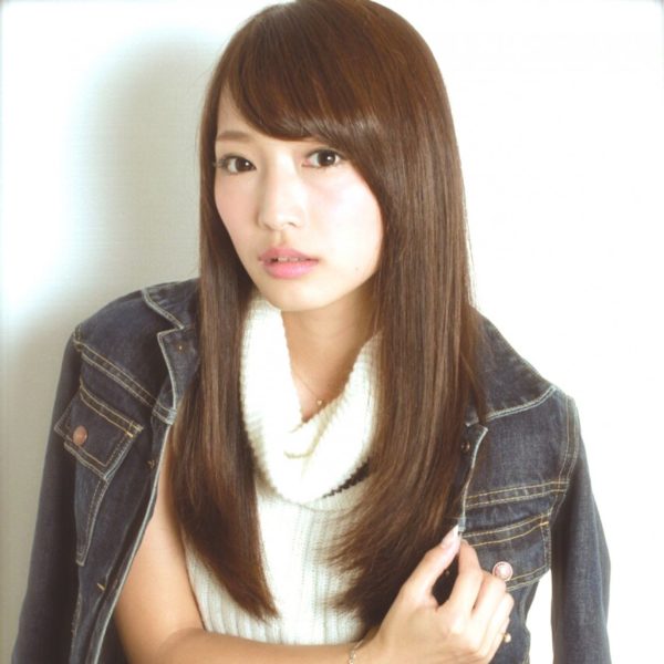 ナチュラルカラーのロングストレート。落ち着いた雰囲気が魅力的なヘアスタイルですね。前髪を横に流して大人っぽい印象に！