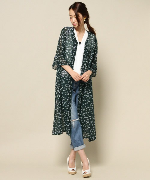 シフォンの小花柄ロングガウンなら黒でも軽やかですね♡ダメージデニムをロールアップしてキレイめデニムコーデ。