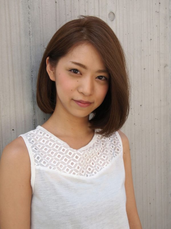 骨格をきれいにみせてくれるストレートボブと小顔効果抜群のセンターパートは美人ヘアの最強スタイル！少し崩したセンターパートでナチュラルに。