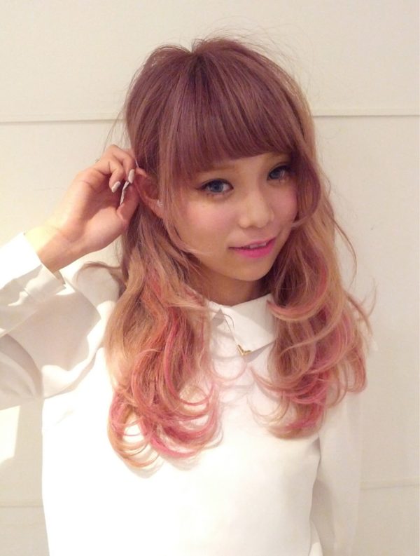 明るいシアーベージュヘアに毛先だけピンクのメッシュを入れた甘くてガーリーでキュートなヘアスタイル！