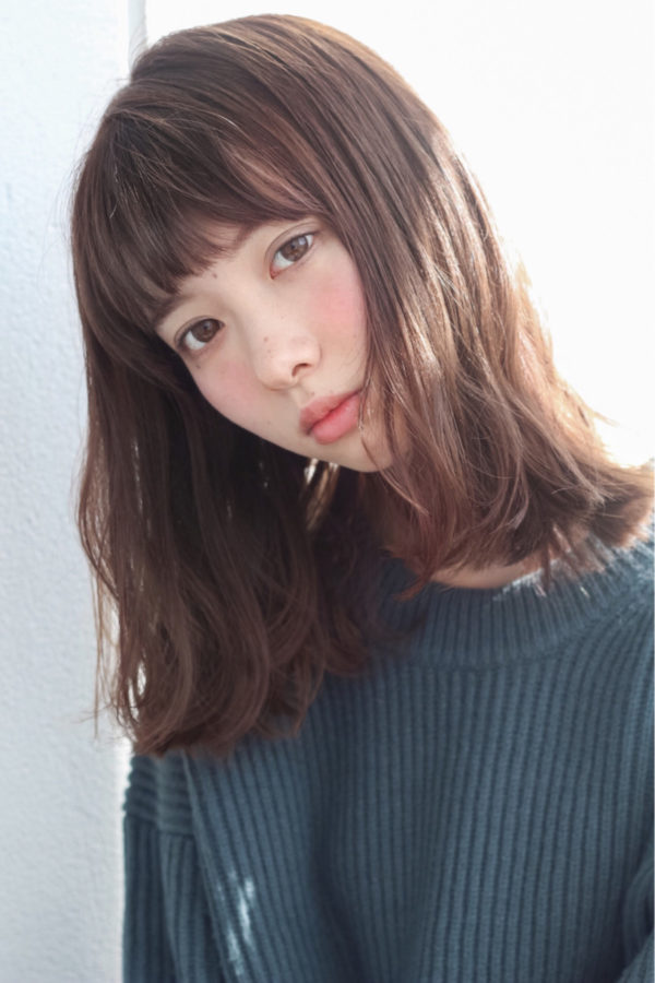 ナチュラルなストレートセミロング。無造作な感じの演出も女性の魅力をプラスしていますね。少し重めの前髪がアクセントに！
