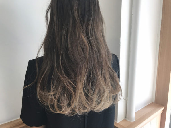ハイライトで明暗をつけてロングヘアの毛先に動きを出して。重くなりがちなロングヘアにやわらかな空気感をプラス。