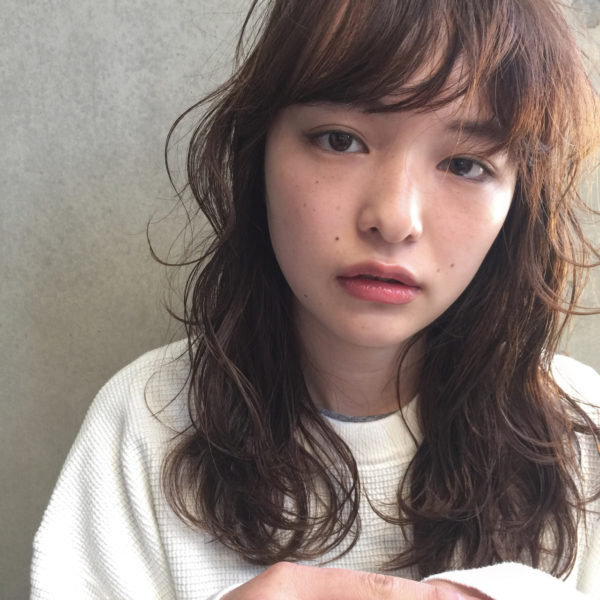 全体的に大きめのカールと、ウエット仕上げの可愛いスタイル。トップのほうからレイヤーが入っているので、ふんわりしたシルエットに。重めの前髪もかいいですね。