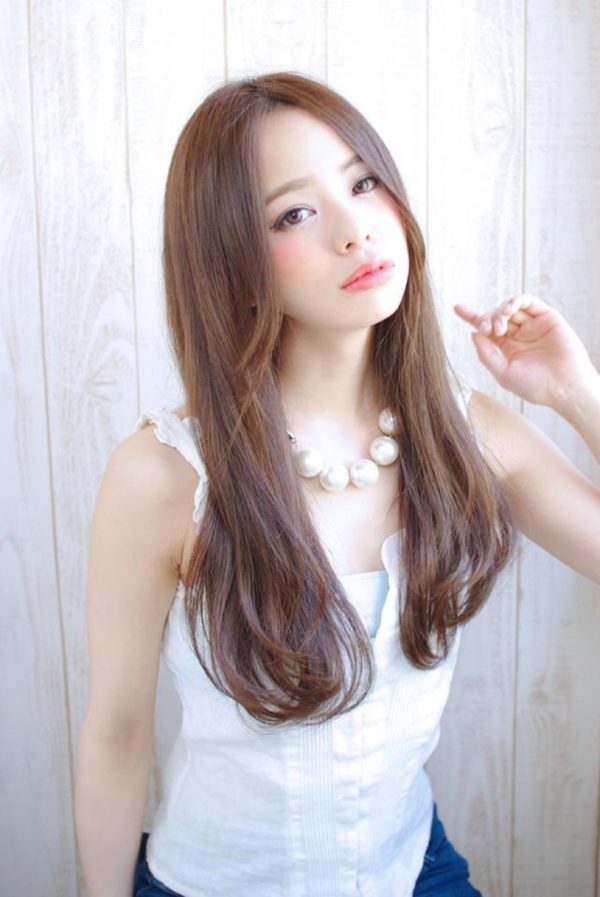 ナチュラルに毛先をクルンとしたロングのストレートヘア。前髪をセンターで分けると大人の魅力とかわいらしさがありますね。