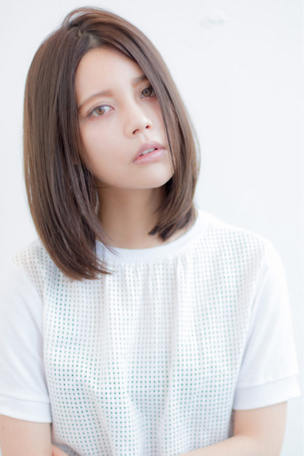 髪のカラーでストレートの印象がかなり違いますね。グレージュカラーで大人っぽく演出しています。おしゃれ女子に人気のカラー。
