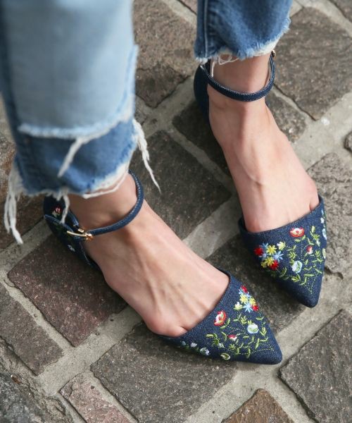ストラップ付きのセパレートパンプスの刺繍入りはこの一点のみですが、デニム生地に花柄のデザインは万能な一品になることまちがいなし。デニムはもちろんのこと、ロング、ミモラ丈のスカートにも合わせてカジュアルに履きこなしたい一足です。
