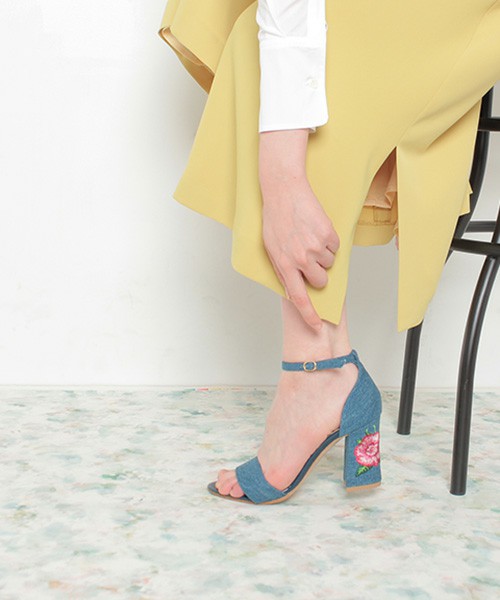 8.5cmのチャンキーヒールのストラップサンダル。ネイビー、ブラック、ベージュ、ピンクの4色展開。花の刺繍モチーフが施された8.5cmのチャンキーヒールは、デザインのアクセントとともに背後からのフォルムは足を綺麗に魅せてくれるとっておきのアイテムです。
