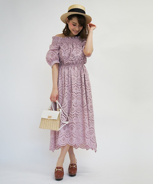 今季はオフショルダーから目が離せない 一枚でキマるオフショルワンピースのコーデ集 Folk