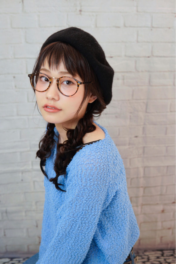 ただの三つ編みよりも、オシャレ見えするのがフィッシュボーン。ツインテールは帽子との相性も抜群です。