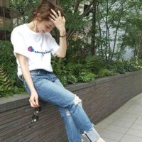 大人カジュアルにも取り入れい♪英文字ロゴプリントをさりげなく着こなすコーデ術✩