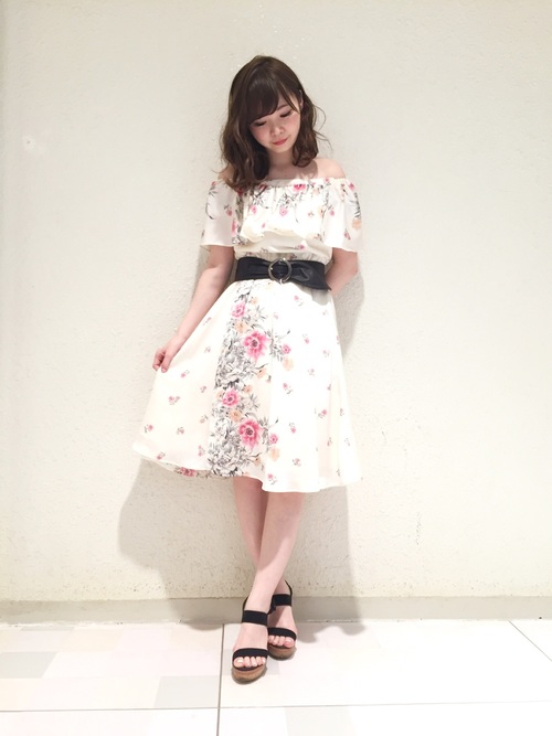 今季はオフショルダーから目が離せない 一枚でキマるオフショルワンピースのコーデ集 Folk