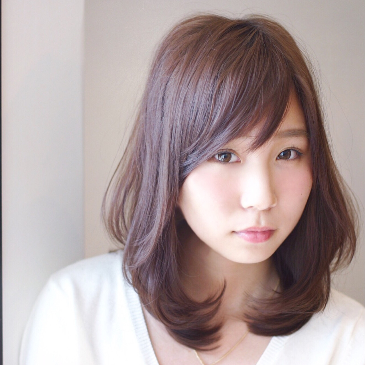 毛先は少し軽めがいい ミディアムレイヤースタイルで軽快に過ごそう Folk